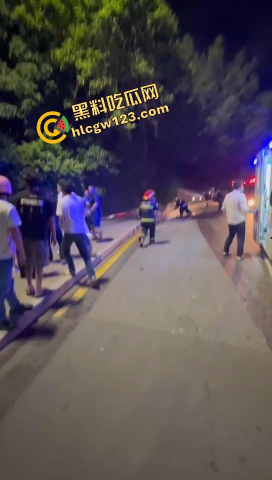 女骑电摩骑出火力全开模式，车子骑着骑着自燃直接把裤子烧没了，当场草地打滚成辣妹火焰鸡！-8