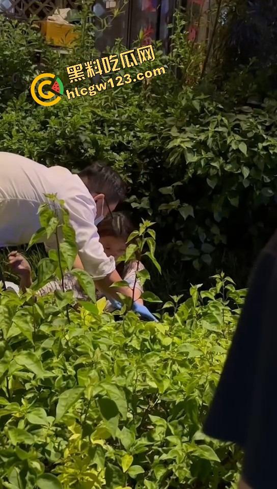 女骑电摩骑出火力全开模式，车子骑着骑着自燃直接把裤子烧没了，当场草地打滚成辣妹火焰鸡！-10