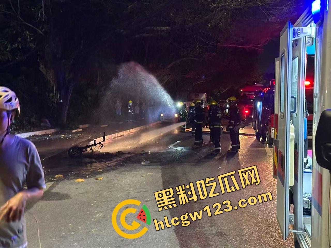 女骑电摩骑出火力全开模式，车子骑着骑着自燃直接把裤子烧没了，当场草地打滚成辣妹火焰鸡！-14