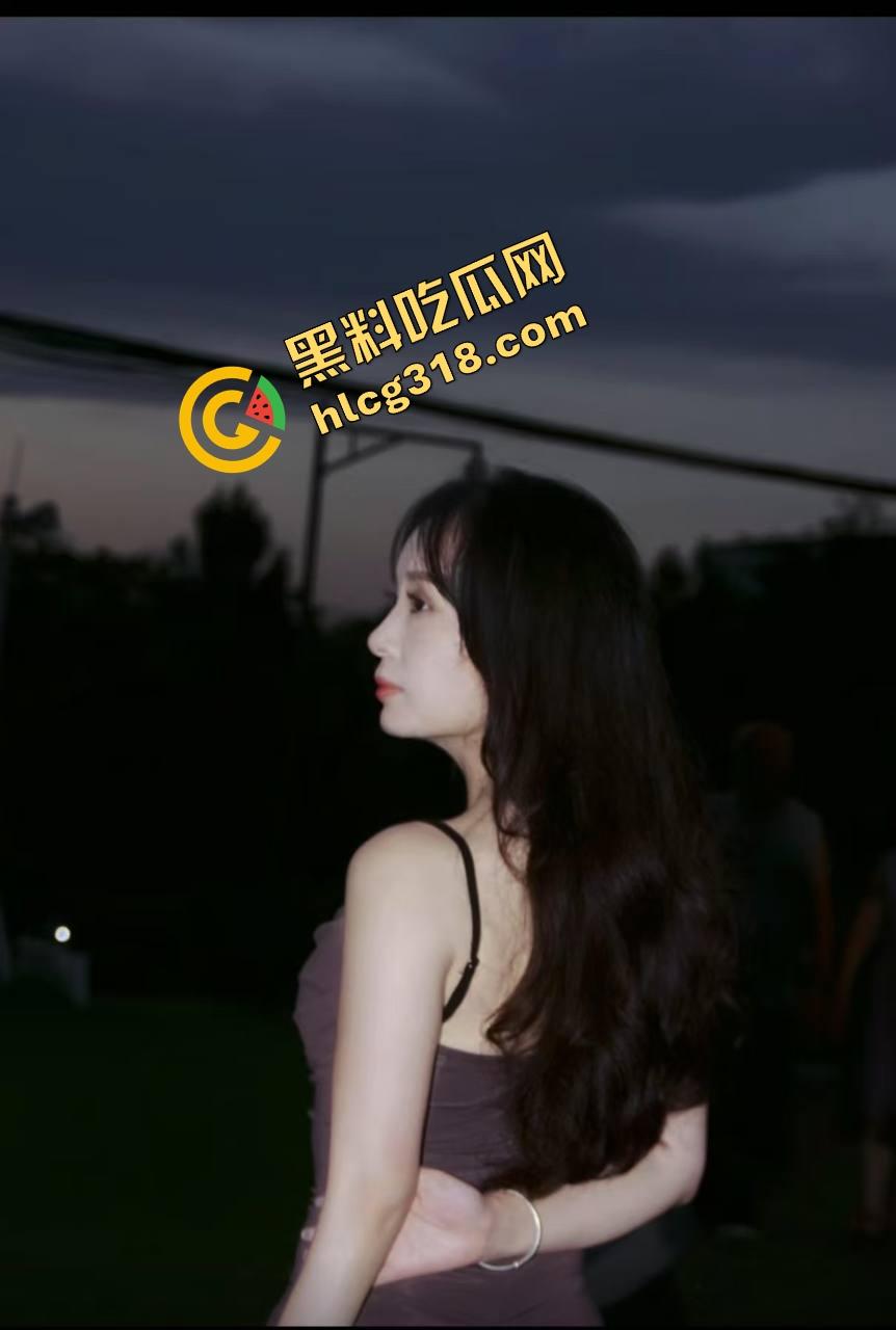 奶子走光都不遮？这这个就叫做专业！山西工商拉丁妹跳舞跳到走光，左边奶子完全露出还在跳！-3