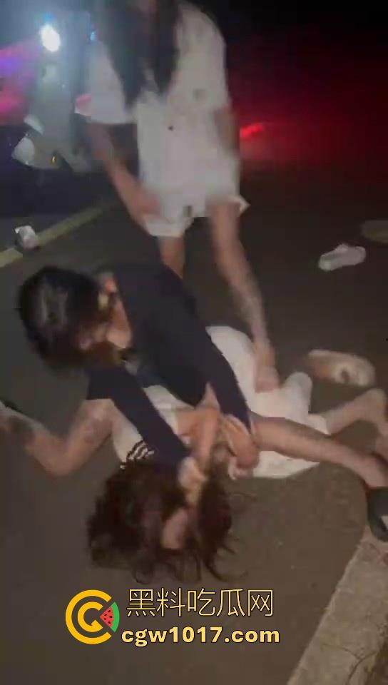 广东精神小妹夜间约架，不料刚下车没多久就被人按在地下，故意找茬呢！狠狠的羞辱，完全不得动弹，这下丢脸丢大了！-3