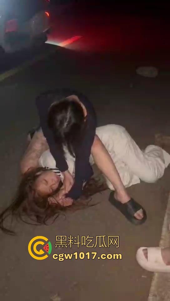 广东精神小妹夜间约架，不料刚下车没多久就被人按在地下，故意找茬呢！狠狠的羞辱，完全不得动弹，这下丢脸丢大了！-4