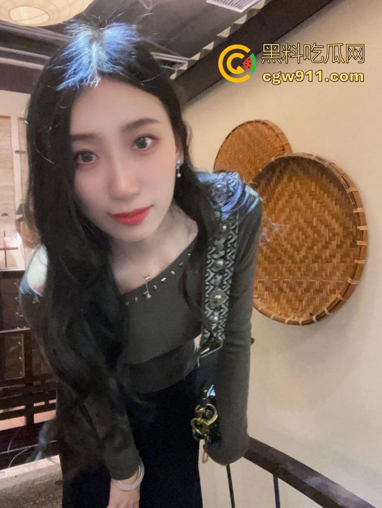 这难道又是理发师的宣传视频吗？少妇剪个头发手极其不老实，一直掏理发师的鸡鸡，其实这工作我能胜任的！-2