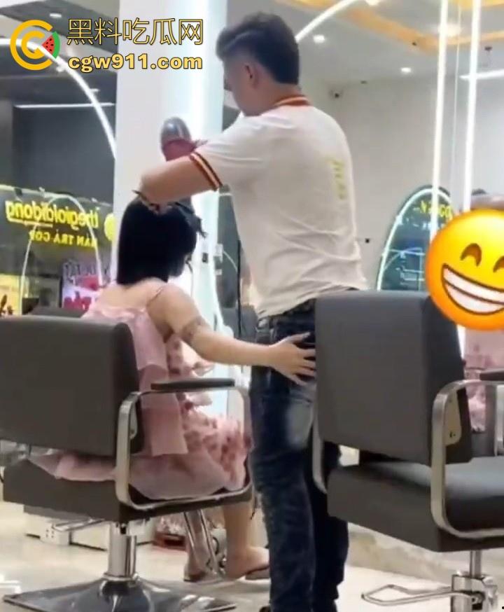 这难道又是理发师的宣传视频吗？少妇剪个头发手极其不老实，一直掏理发师的鸡鸡，其实这工作我能胜任的！-4