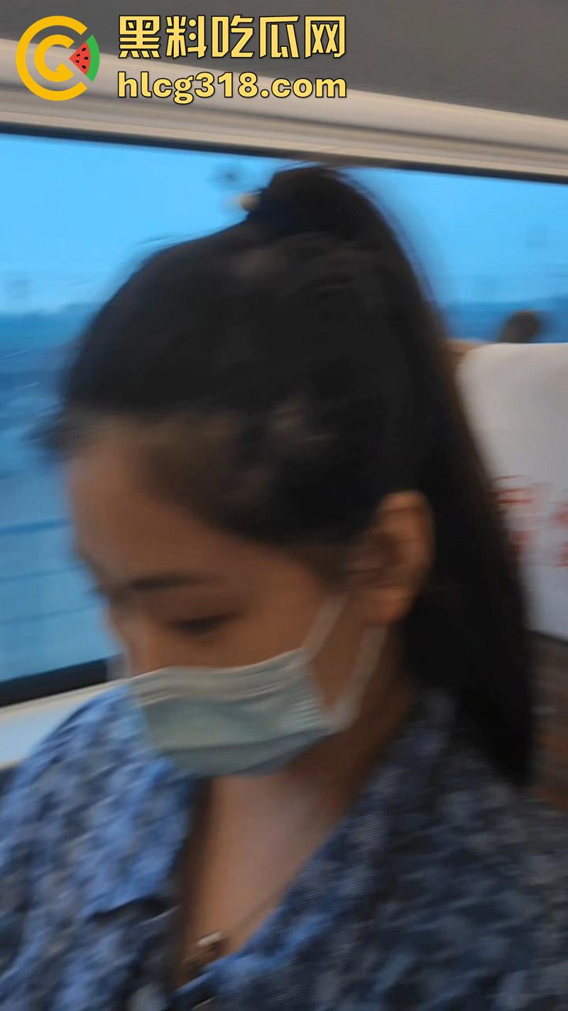 带女友无内裤出门旅游，高铁上一言不合吃鸡巴，舔转嘬含样样精通，还露出翘臀随意玩穴！-2