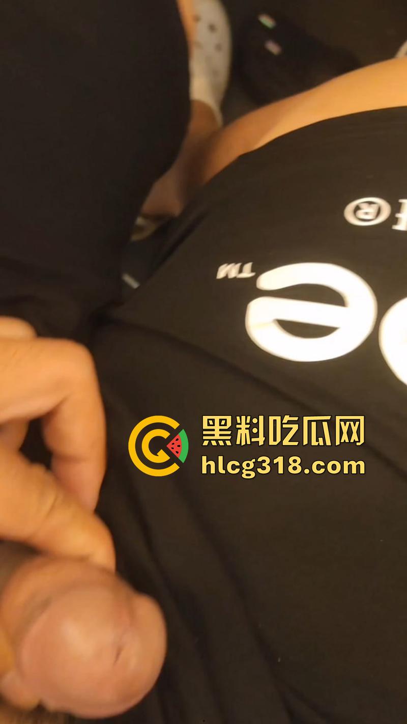 带女友无内裤出门旅游，高铁上一言不合吃鸡巴，舔转嘬含样样精通，还露出翘臀随意玩穴！-4