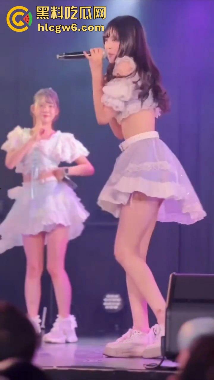 宅男挤爆日本女团演唱会，樱花妹不穿打底卖力热舞，胖次露得清清楚楚，前排观众嗨到失控！-3