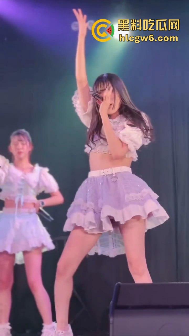 宅男挤爆日本女团演唱会，樱花妹不穿打底卖力热舞，胖次露得清清楚楚，前排观众嗨到失控！-8