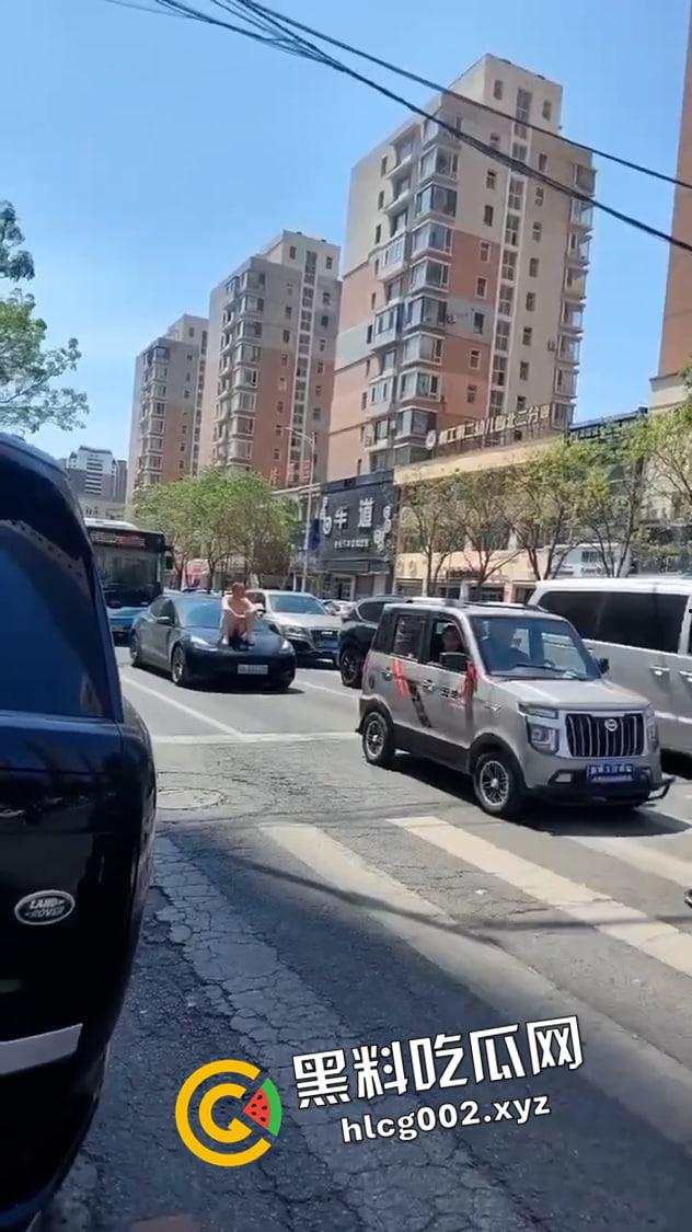 成都裸男大闹十字街头！啤酒肚和大屌都快甩上天了 这是谁的老公和父亲呢-1