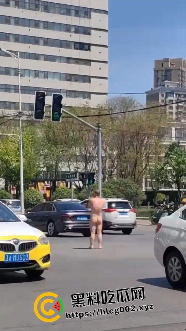 成都裸男大闹十字街头！啤酒肚和大屌都快甩上天了 这是谁的老公和父亲呢-3