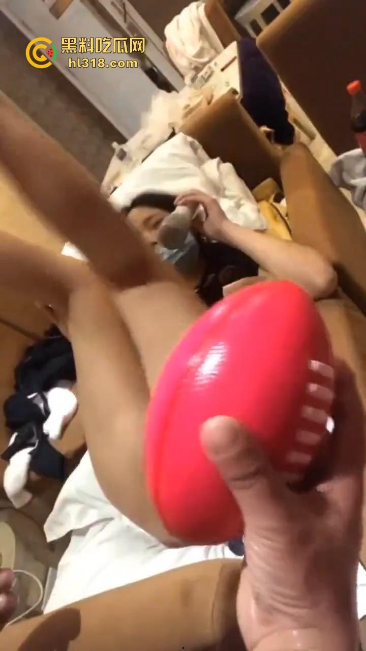 这逼这么能塞吗!美式橄榄球全塞进小穴,看着感觉还有空间呢,下次出门都不用带包了带逼就行!-3