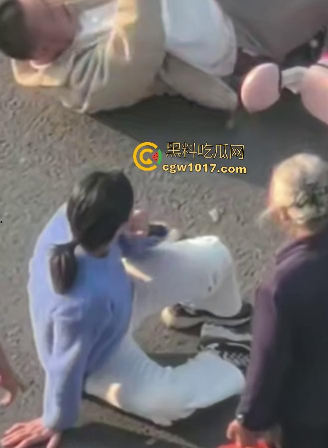 上饶电动车“奥斯卡”撞车大戏，大哥躺地飙演技假装植物人，女人快起来了他还全躺装死，影帝快起来领奖了！-3