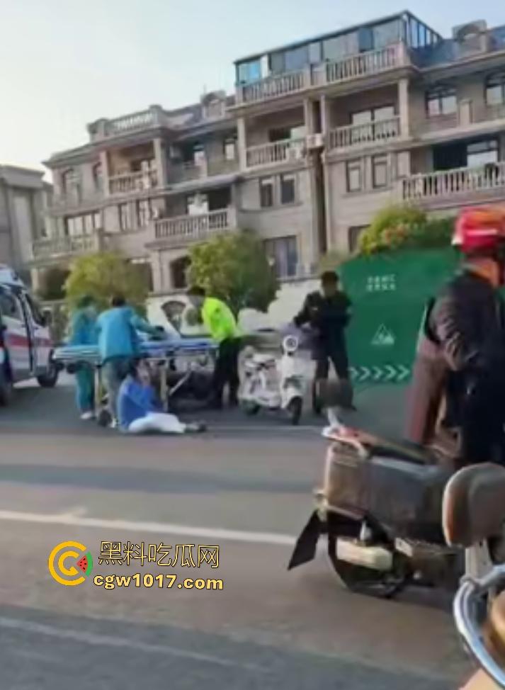 上饶电动车“奥斯卡”撞车大戏，大哥躺地飙演技假装植物人，女人快起来了他还全躺装死，影帝快起来领奖了！-5