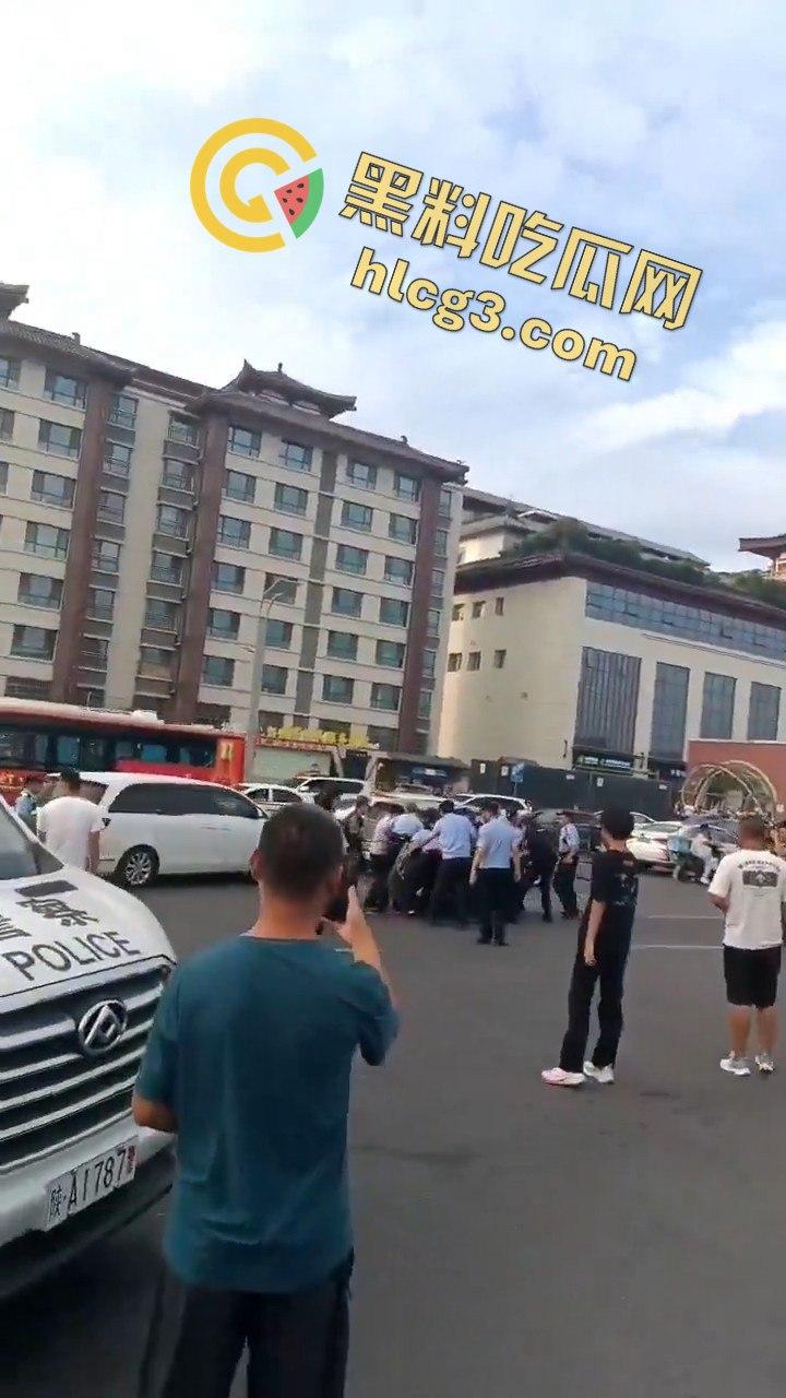 西安大雁塔景区菜刀小伙与警察激烈交火，惊心动魄现场引爆网络！-3