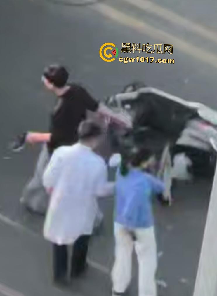 上饶电动车“奥斯卡”撞车大戏，大哥躺地飙演技假装植物人，女人快起来了他还全躺装死，影帝快起来领奖了！-8