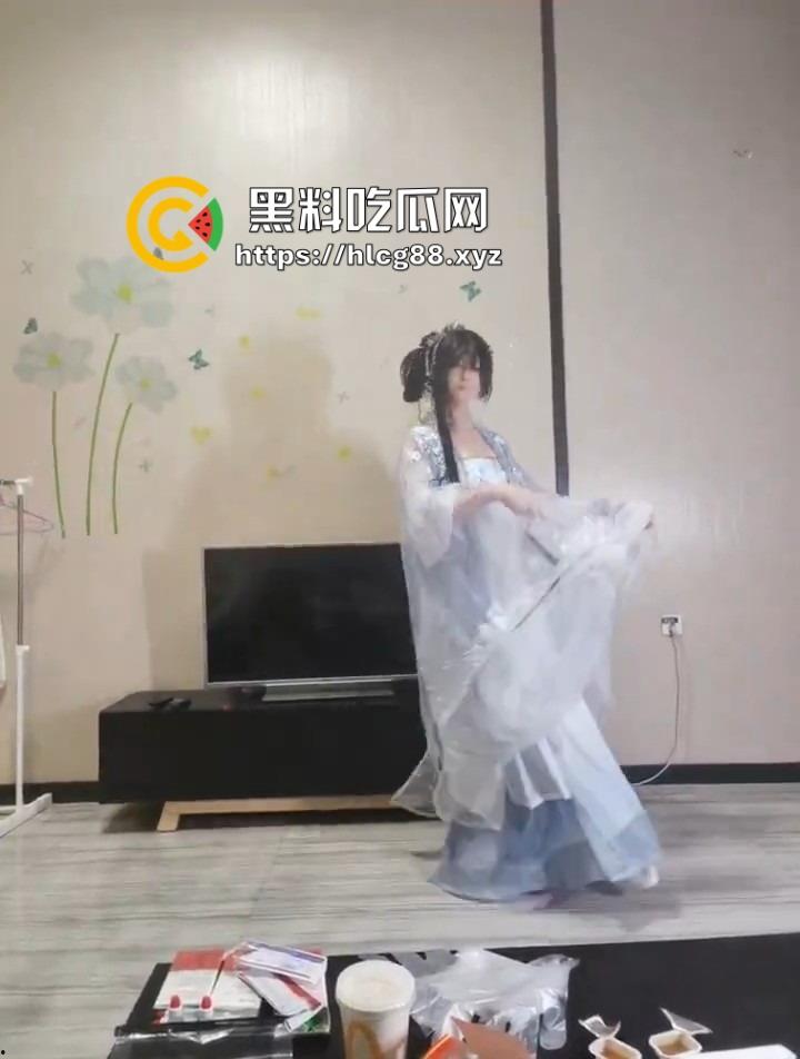 有个男娘朋友是啥体验？想撸就让他穿汉服跳骚舞，鸟露出来给你助兴，一边扭一边撸！-2