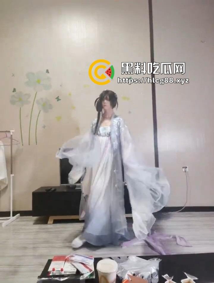 有个男娘朋友是啥体验？想撸就让他穿汉服跳骚舞，鸟露出来给你助兴，一边扭一边撸！-3