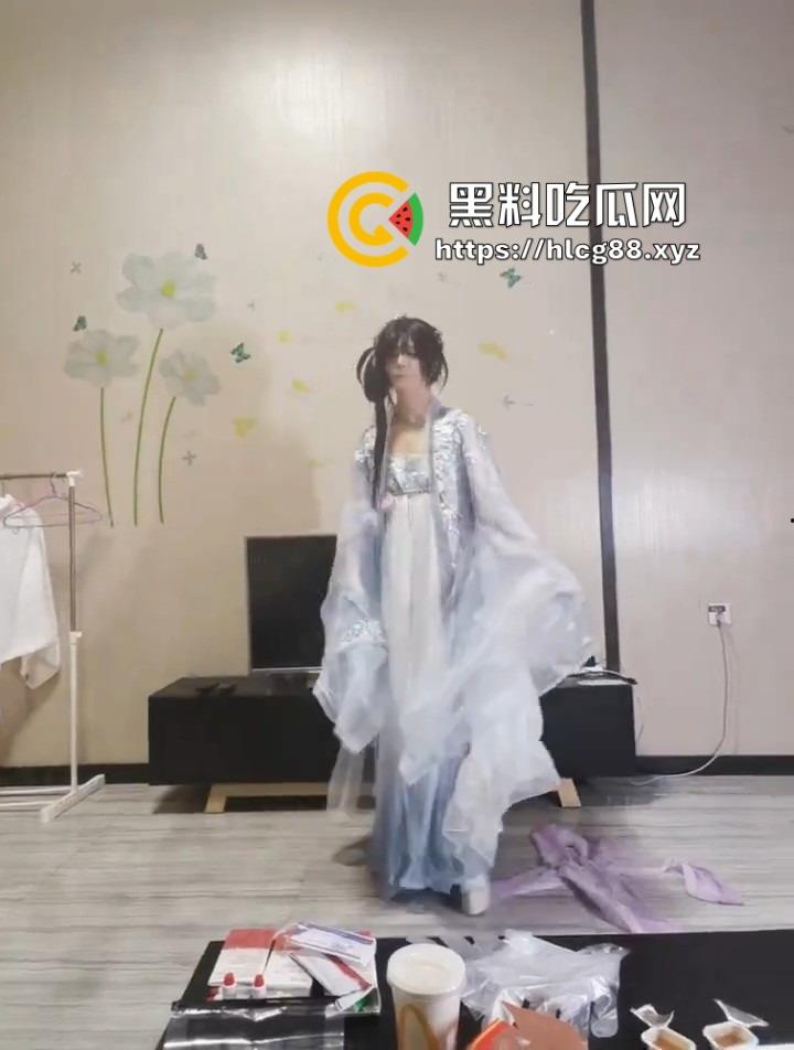 有个男娘朋友是啥体验？想撸就让他穿汉服跳骚舞，鸟露出来给你助兴，一边扭一边撸！-4