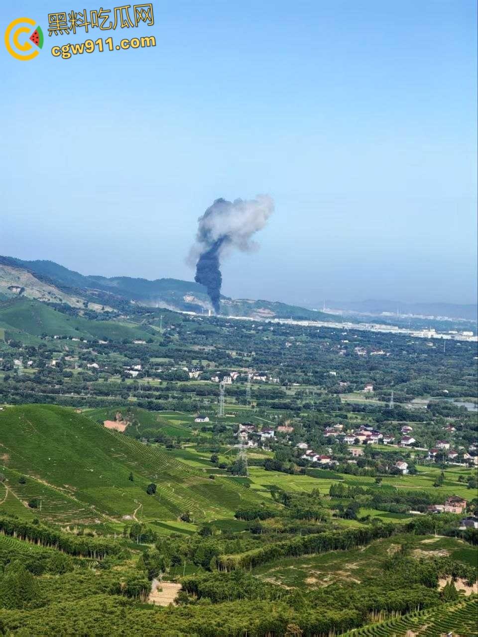 长兴和平大川化工厂爆炸现场,厂区被炸得稀烂,浓烟滚滚碎片乱飞,附近房屋天花板都炸飞了!-3