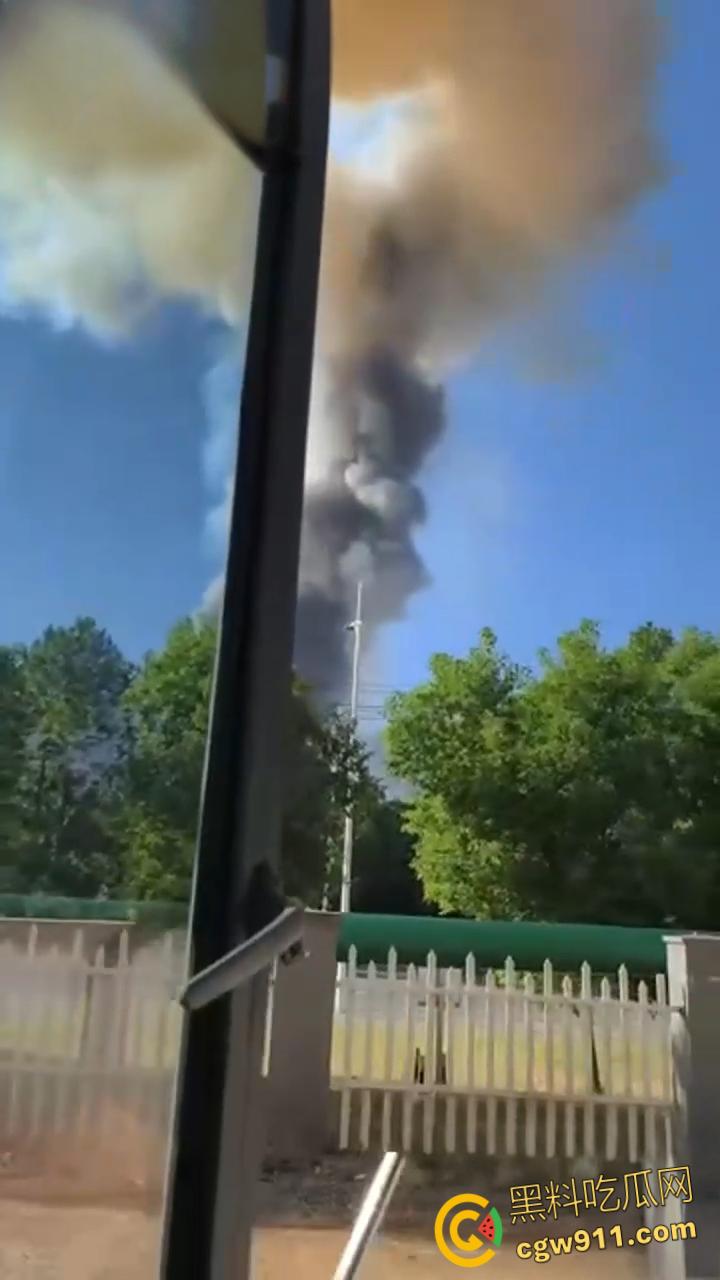 长兴和平大川化工厂爆炸现场,厂区被炸得稀烂,浓烟滚滚碎片乱飞,附近房屋天花板都炸飞了!-4