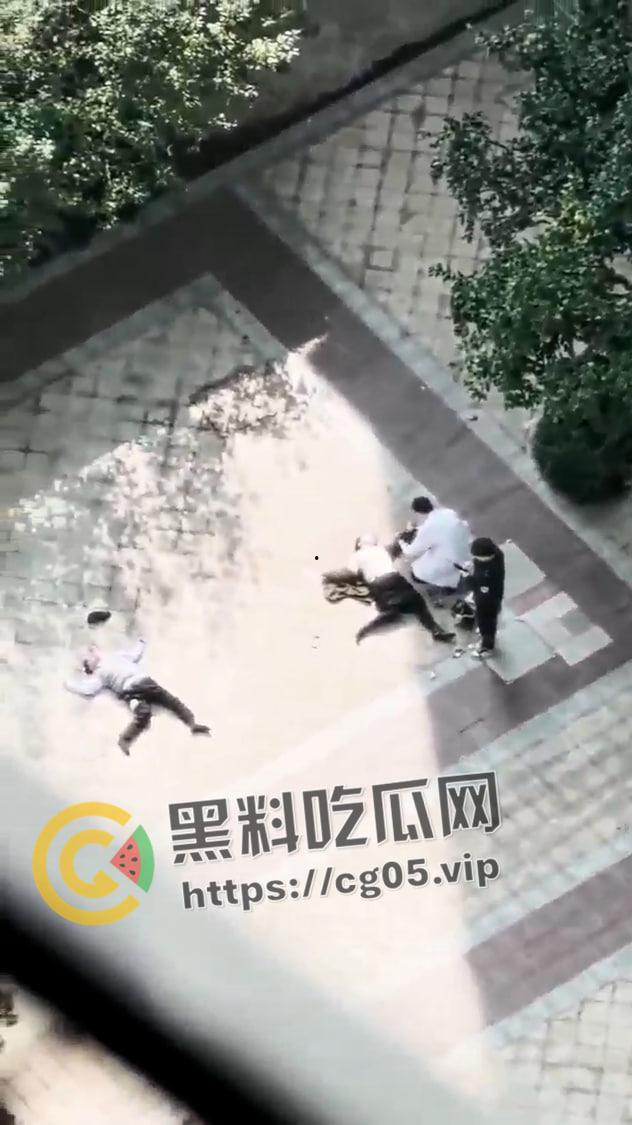 江西南昌 男子跳楼自杀砸死无辜路人 祸从天降 现场验尸画面曝光-1