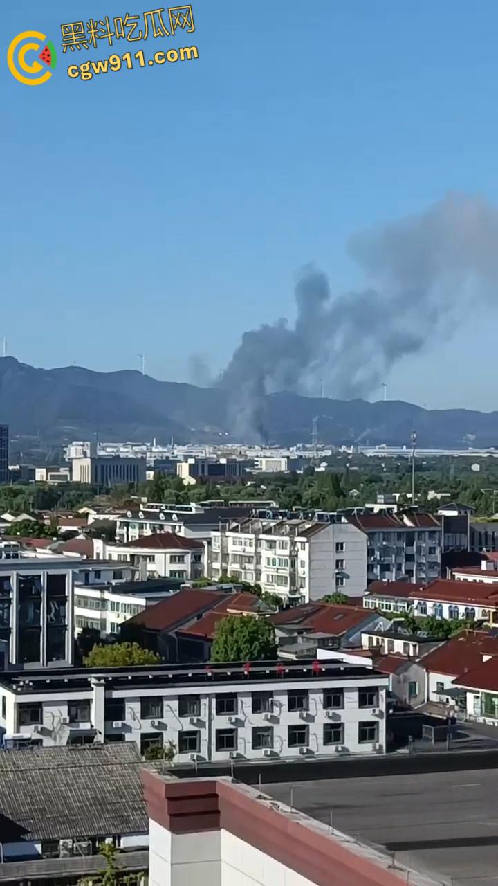 长兴和平大川化工厂爆炸现场,厂区被炸得稀烂,浓烟滚滚碎片乱飞,附近房屋天花板都炸飞了!-7
