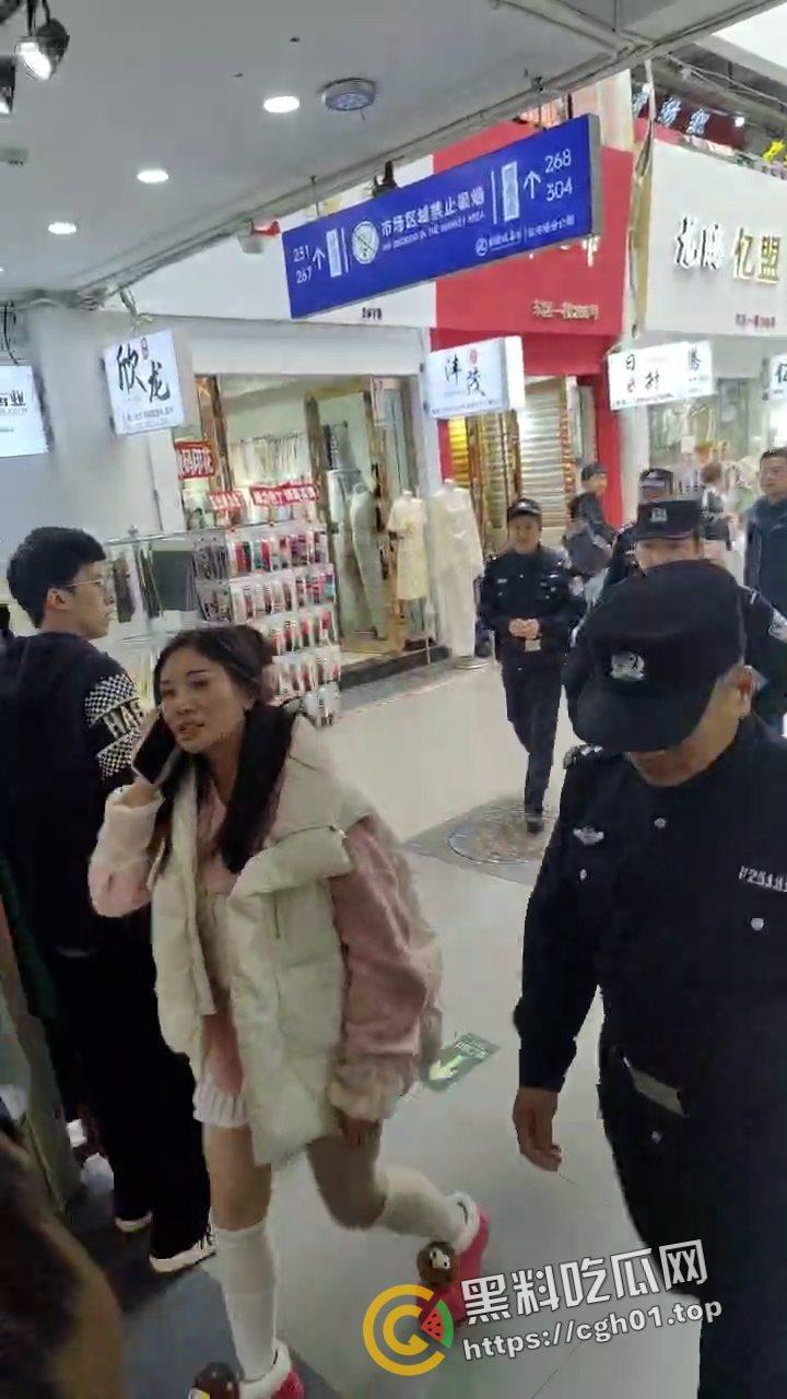 绍兴柯桥区市场捉奸大战 风韵犹存的原配大战正当妩媚的小三 是什么样的男人能操这两个逼-8