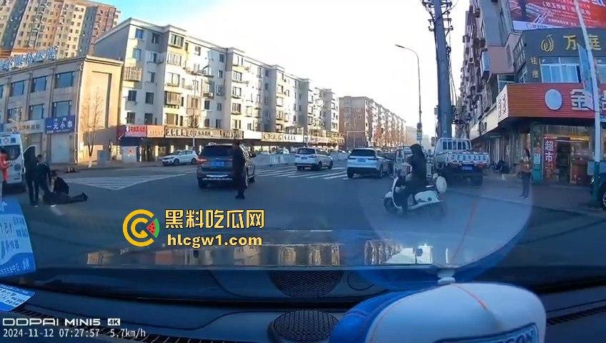 辽宁丹东汽车转弯不减速，电动车被撞飞！救护车刚加完油，半路直接捡了个现成病人！-6