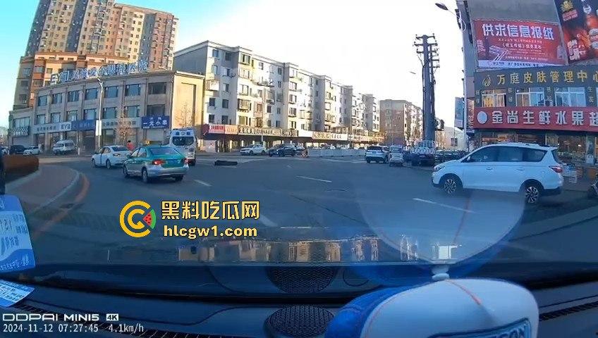 辽宁丹东汽车转弯不减速，电动车被撞飞！救护车刚加完油，半路直接捡了个现成病人！-9