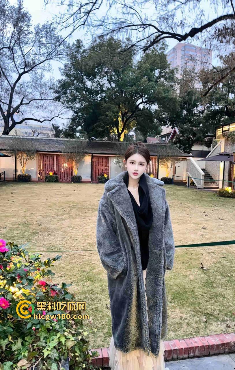 北京大哥路边发情当街怼,强按小姐姐头直接开搞,深喉怼到干呕,小姐姐手不知道该放哪,围观路人直看懵逼!-3