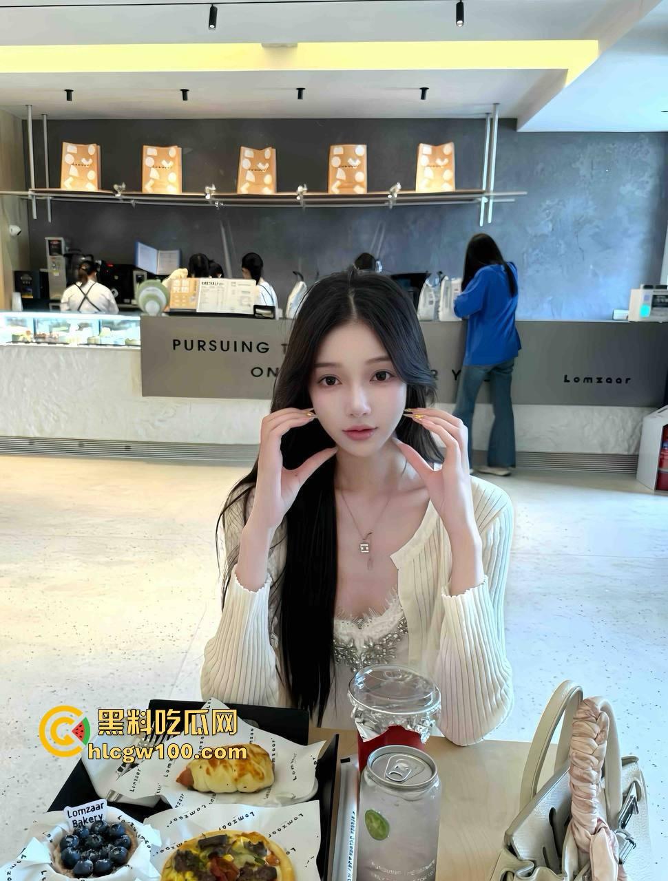 北京大哥路边发情当街怼,强按小姐姐头直接开搞,深喉怼到干呕,小姐姐手不知道该放哪,围观路人直看懵逼!-4