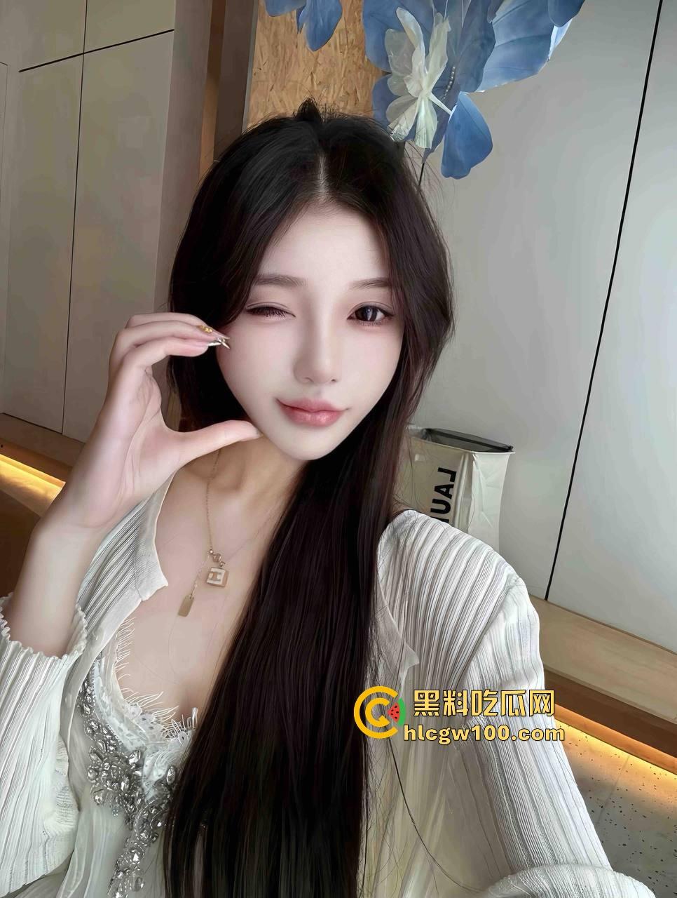 北京大哥路边发情当街怼,强按小姐姐头直接开搞,深喉怼到干呕,小姐姐手不知道该放哪,围观路人直看懵逼!-5