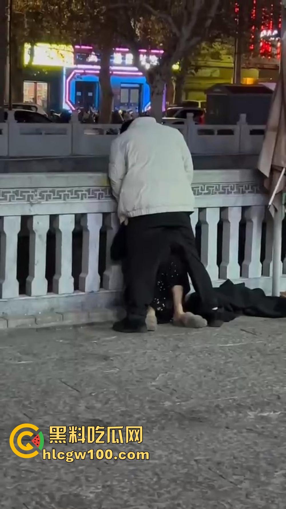 北京大哥路边发情当街怼,强按小姐姐头直接开搞,深喉怼到干呕,小姐姐手不知道该放哪,围观路人直看懵逼!-6