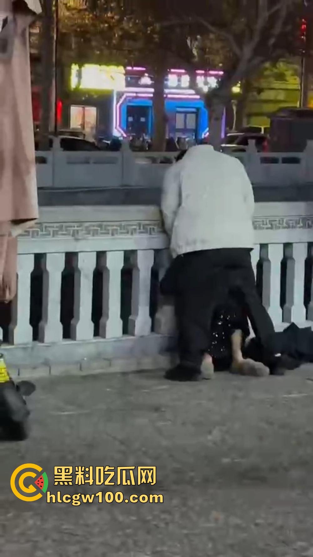 北京大哥路边发情当街怼,强按小姐姐头直接开搞,深喉怼到干呕,小姐姐手不知道该放哪,围观路人直看懵逼!-7