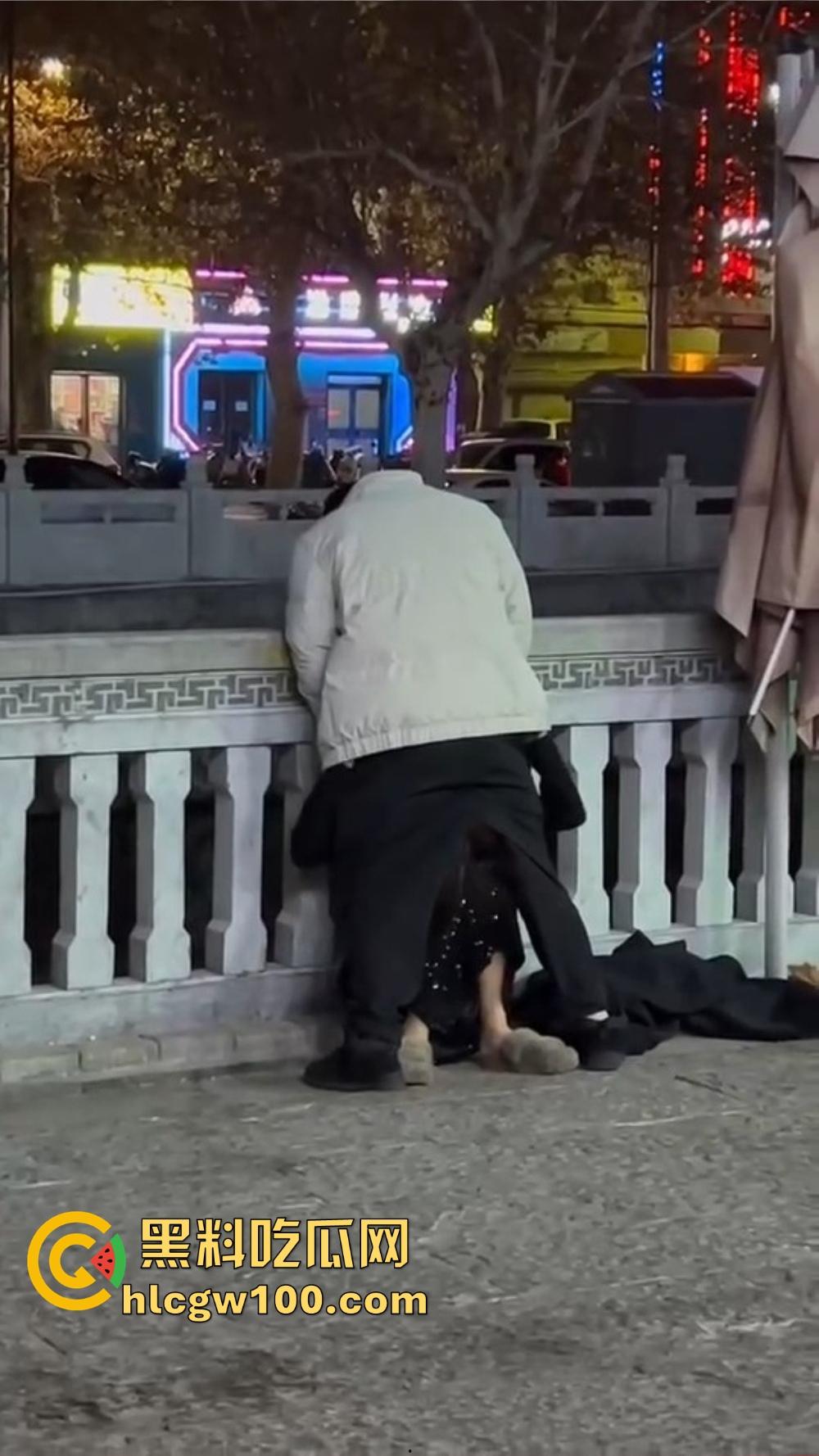 北京大哥路边发情当街怼,强按小姐姐头直接开搞,深喉怼到干呕,小姐姐手不知道该放哪,围观路人直看懵逼!-8