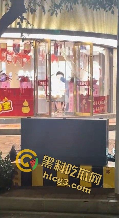 山东青岛周六福金店惊险抢劫案！十分钟内特警到场，这年头还有人敢动金店？-2