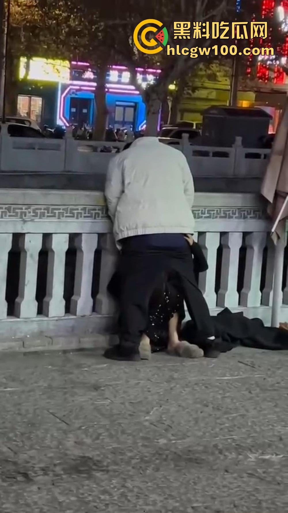 北京大哥路边发情当街怼,强按小姐姐头直接开搞,深喉怼到干呕,小姐姐手不知道该放哪,围观路人直看懵逼!-10