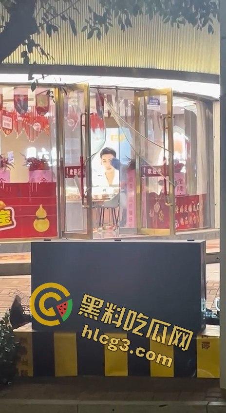 山东青岛周六福金店惊险抢劫案！十分钟内特警到场，这年头还有人敢动金店？-3