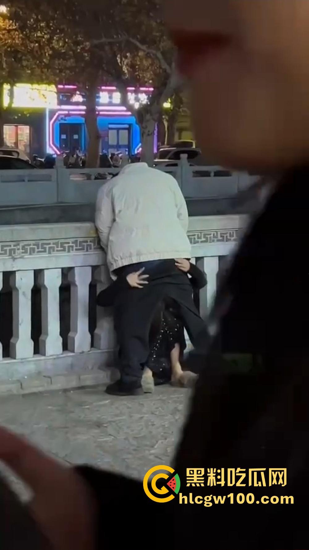 北京大哥路边发情当街怼,强按小姐姐头直接开搞,深喉怼到干呕,小姐姐手不知道该放哪,围观路人直看懵逼!-11