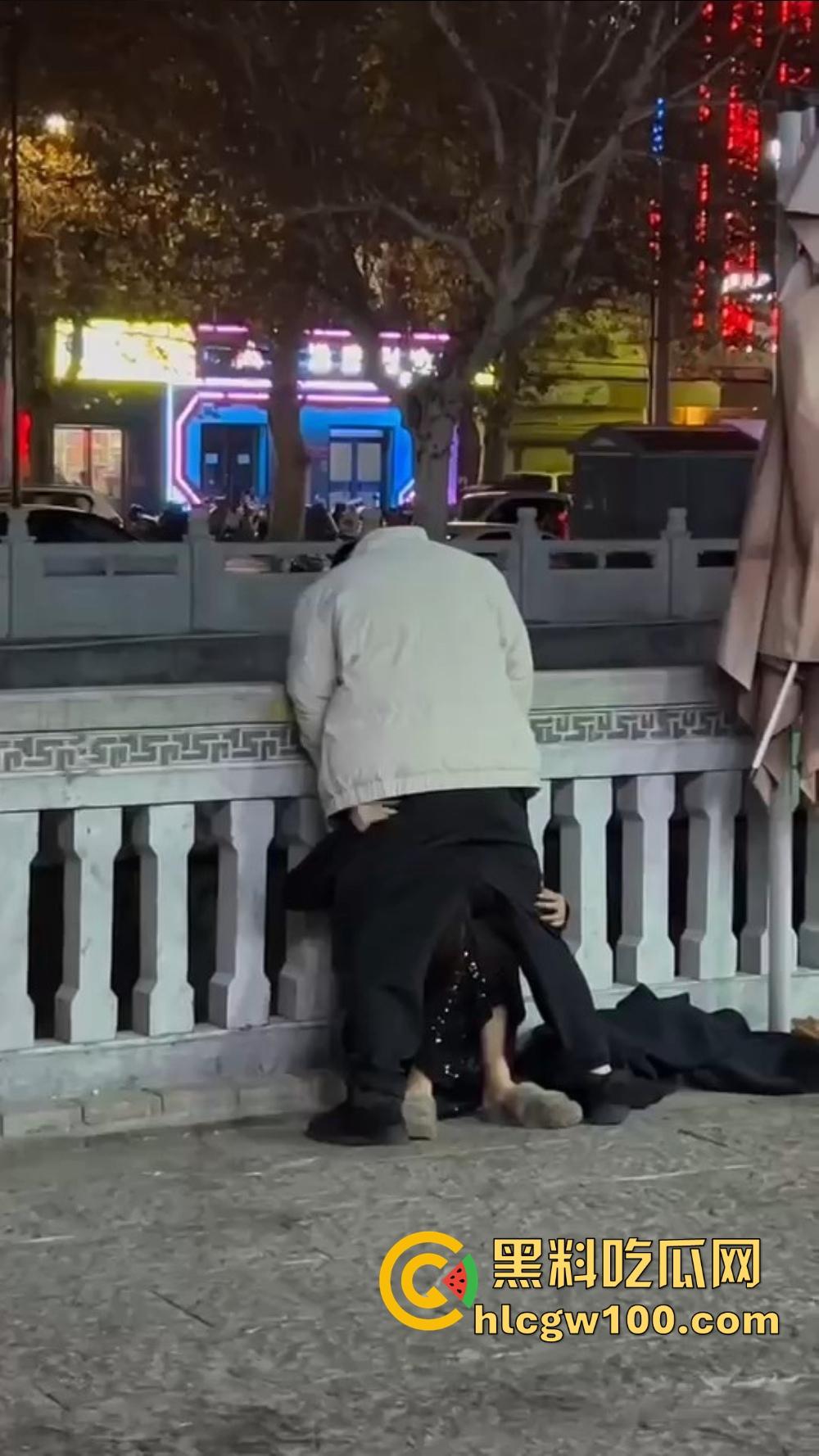 北京大哥路边发情当街怼,强按小姐姐头直接开搞,深喉怼到干呕,小姐姐手不知道该放哪,围观路人直看懵逼!-12