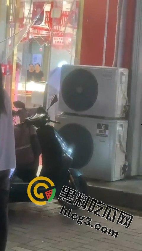 山东青岛周六福金店惊险抢劫案！十分钟内特警到场，这年头还有人敢动金店？-8