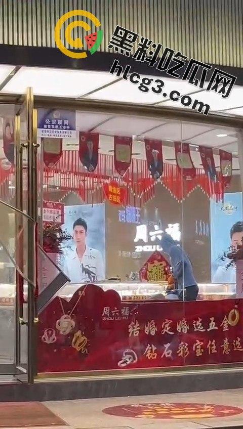 山东青岛周六福金店惊险抢劫案！十分钟内特警到场，这年头还有人敢动金店？-9