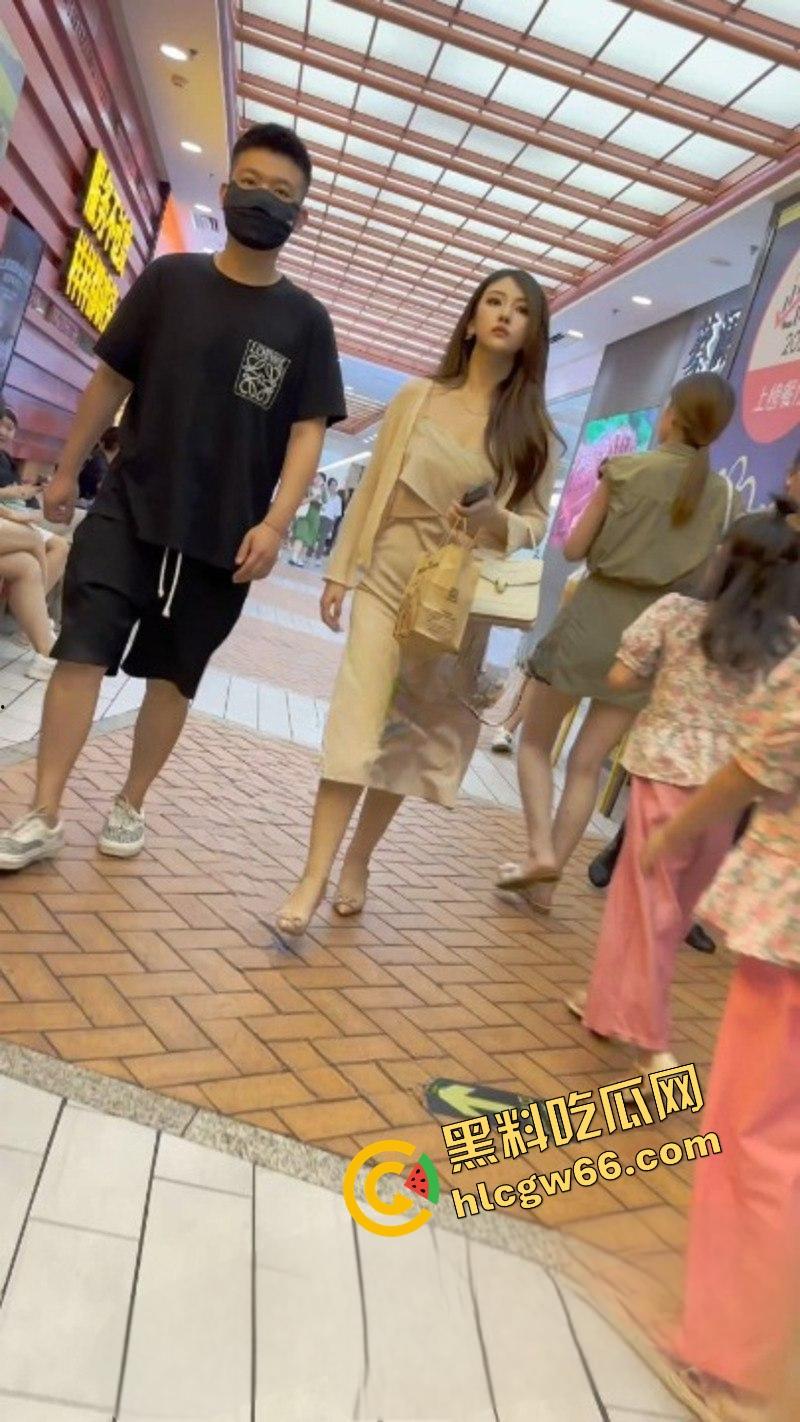 广州长裙富少女友真空出街，骚得一比，偷拍难度地狱级，裙下粉穴若隐若现，防得比处女还紧！-2