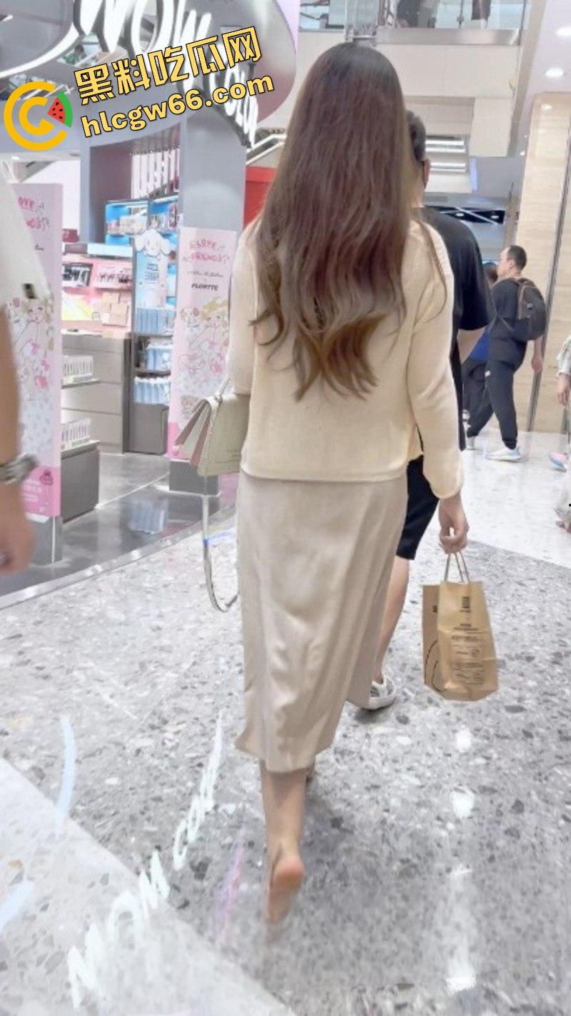 广州长裙富少女友真空出街，骚得一比，偷拍难度地狱级，裙下粉穴若隐若现，防得比处女还紧！-5