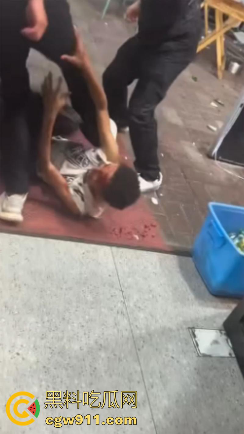 东莞金沙湾外卖员大战,嚣张小哥辱骂店主,儿子气不过叫人群殴,两方多人混战,当代古惑仔啊!-4