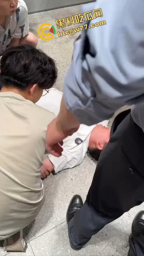 重庆光环广场色胚嘴贱喊小女孩摸一下看一下他的鸡，结果被女孩家长当场暴打，全程社死无缓冲！-9