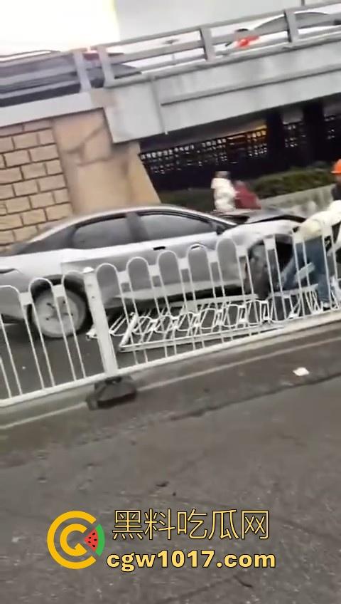 江苏南京中央门立交桥轿车猛冲入人行道,接连撞翻多辆电动自行车,多名行人受伤倒地昏迷,又是报复社会吗?-4