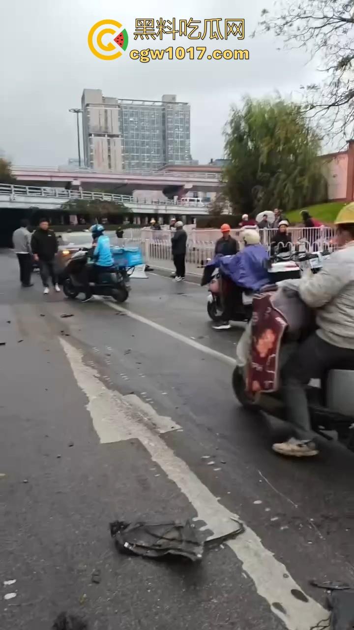 江苏南京中央门立交桥轿车猛冲入人行道,接连撞翻多辆电动自行车,多名行人受伤倒地昏迷,又是报复社会吗?-6