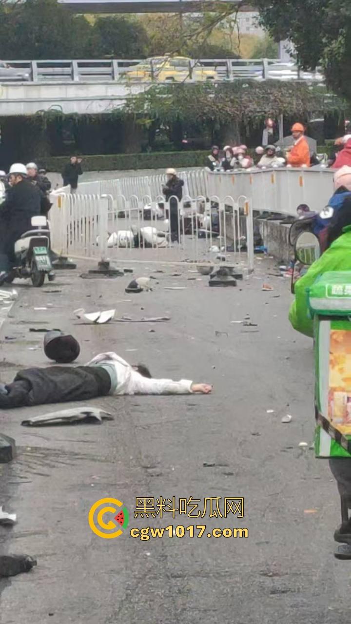 江苏南京中央门立交桥轿车猛冲入人行道,接连撞翻多辆电动自行车,多名行人受伤倒地昏迷,又是报复社会吗?-9
