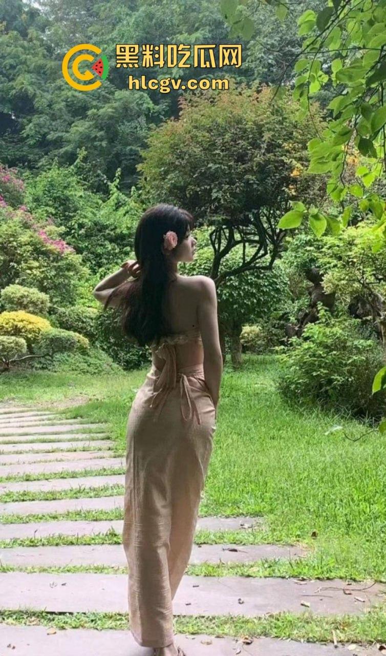 推特【委屈小狗】彻底放飞！黑丝长腿无毛嫩鲍各种姿势任人操，妥妥的后入极品！-3